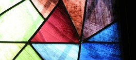 Mosaico colorato della vetrata della chiesa di San Paolo ad Olbia
