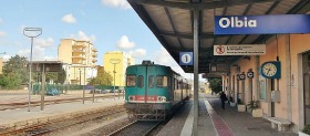 Treno in sosta alla stazione di Olbia