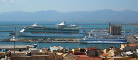 Nave al porto di Cagliari