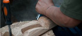 Artigiano del legno a lavoro